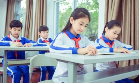 一学生因自己名字火了，老师看后让学生别用网名，学生亮出身份证